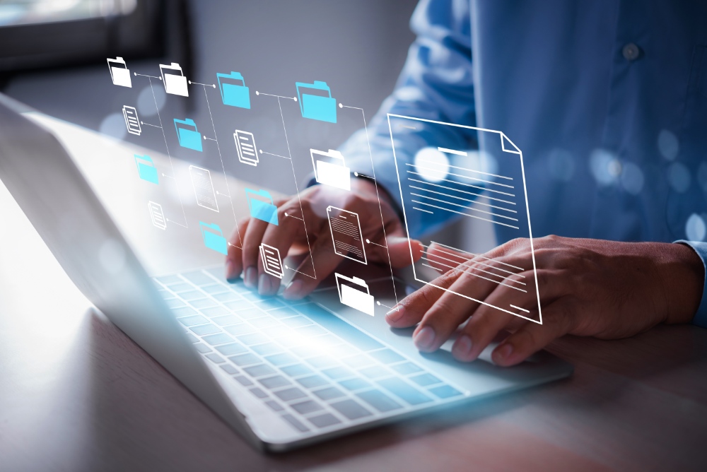 Person tippt am Laptop