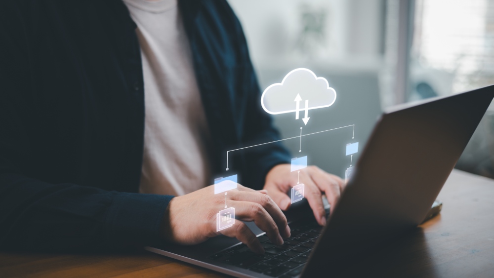 Person tippt am Laptop